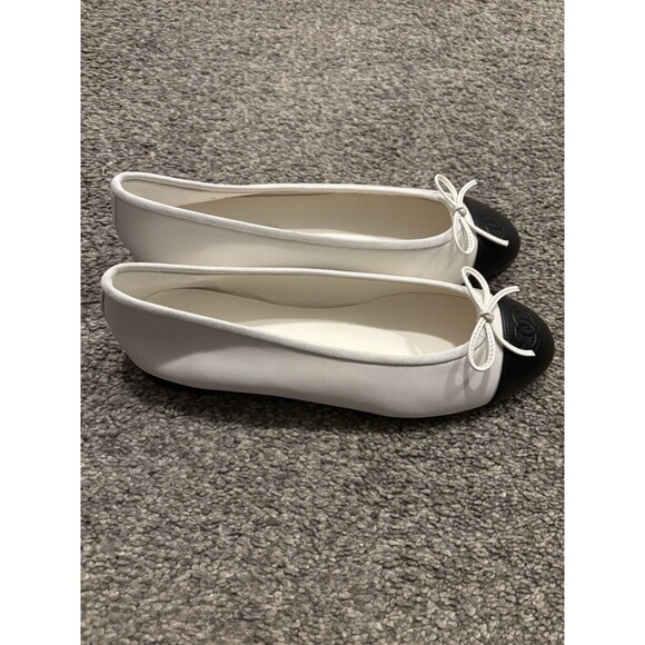 CHANEL WHITE & BLACK TWO TONE LEATHER CC LOGO BALLET FLATS Size 38 US 8 - Picture 2 of 14